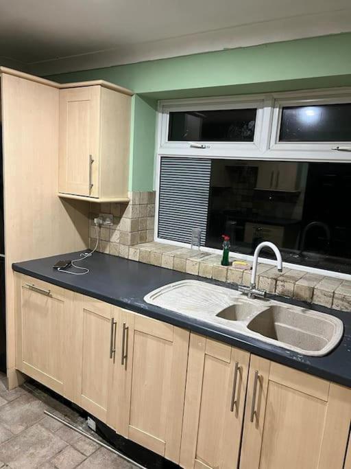 Cheerful 3 Bed House With Free Parking. Villa Nottingham Buitenkant foto