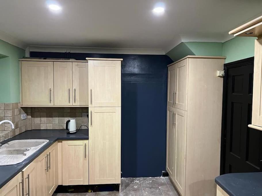 Cheerful 3 Bed House With Free Parking. Villa Nottingham Buitenkant foto