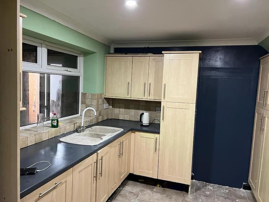 Cheerful 3 Bed House With Free Parking. Villa Nottingham Buitenkant foto